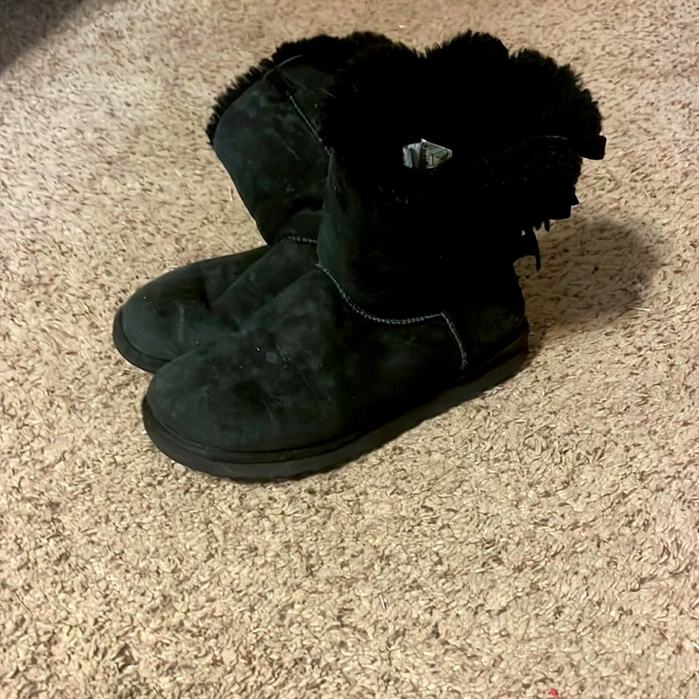 Short black Ugg boots